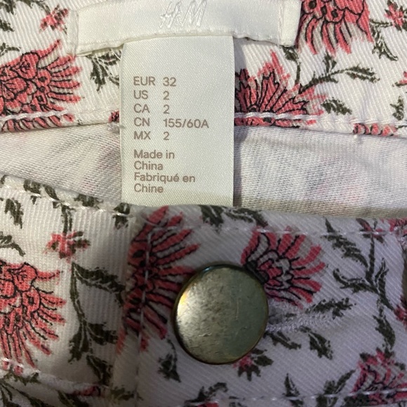 H&M white & pink Floral Shorts - Picture 3 of 4